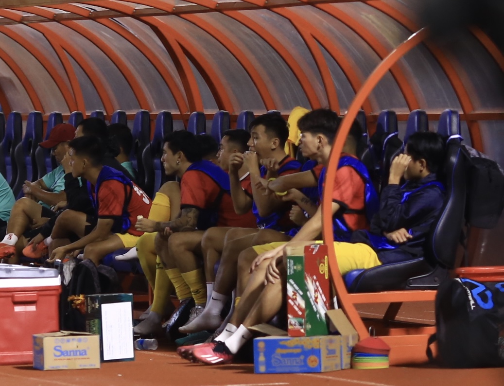 Khánh Hòa thất bại với lực lượng chỉ có 1 thủ môn- Ảnh 1.