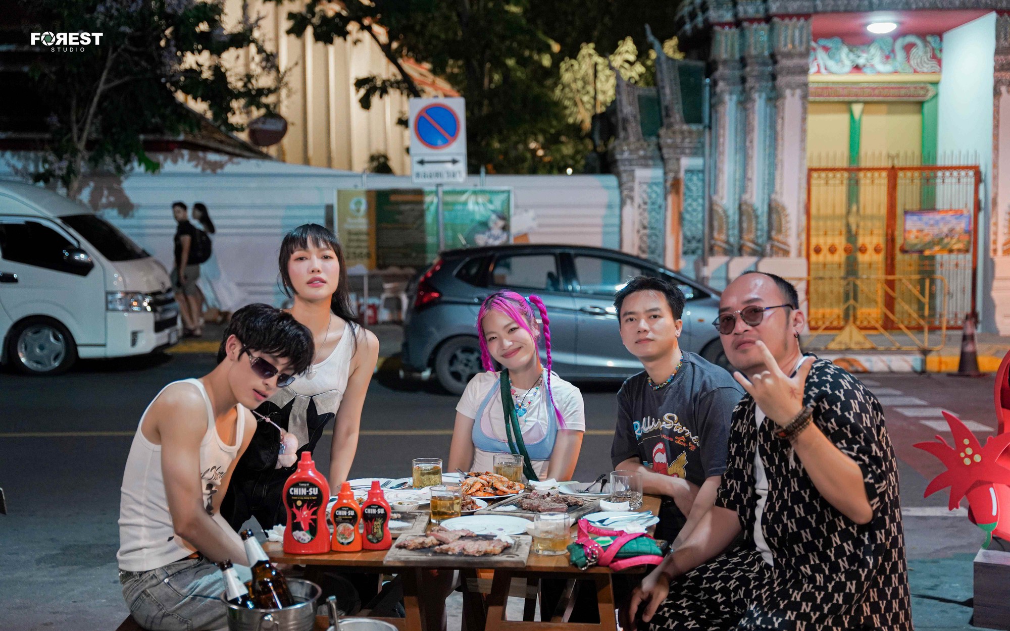 "Không tiền", Diệu Nhi cầm đồ để shopping
