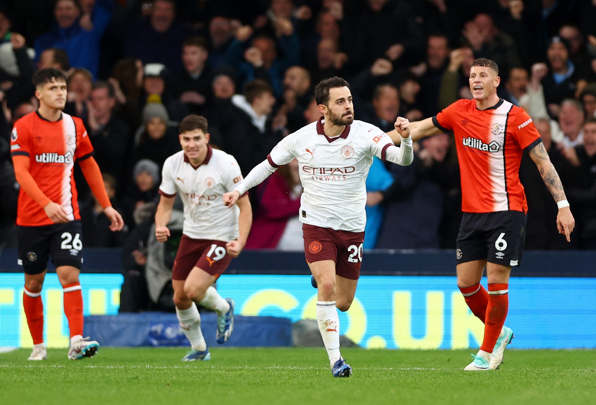 Ngược dòng đánh bại Luton Town, Man City hết lo bị ám ảnh kỷ lục buồn- Ảnh 4.