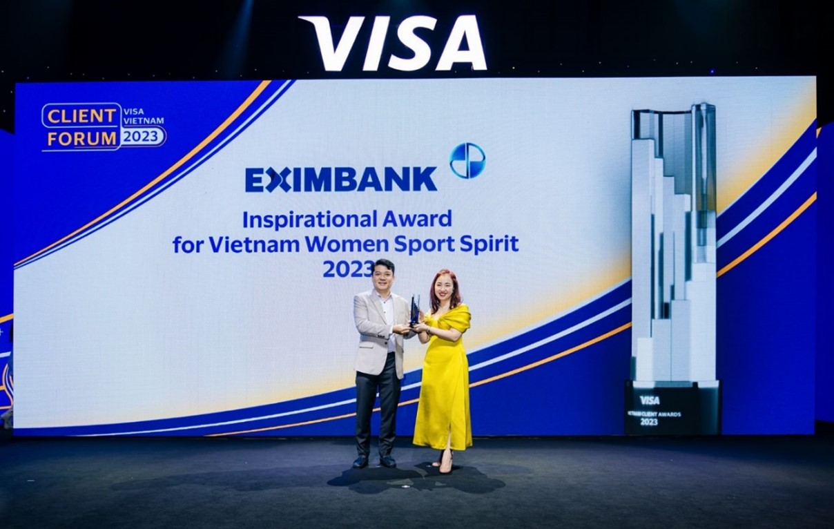 B&agrave; Nguyễn Trần Kim Chi - Gi&aacute;m đốc phụ tr&aacute;ch Marketing Việt Nam v&agrave; L&agrave;o của Visa - trao tặng giải thưởng &ocirc;ng Nguyễn Ho&agrave;ng - Gi&aacute;m đốc Trung t&acirc;m Thẻ Eximbank