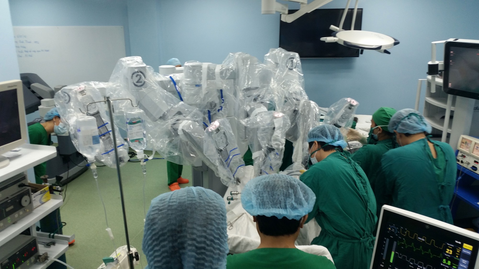 Số bệnh nhân được mổ bằng kỹ thuật cao robot hiện tăng gần gấp đôi so với trước