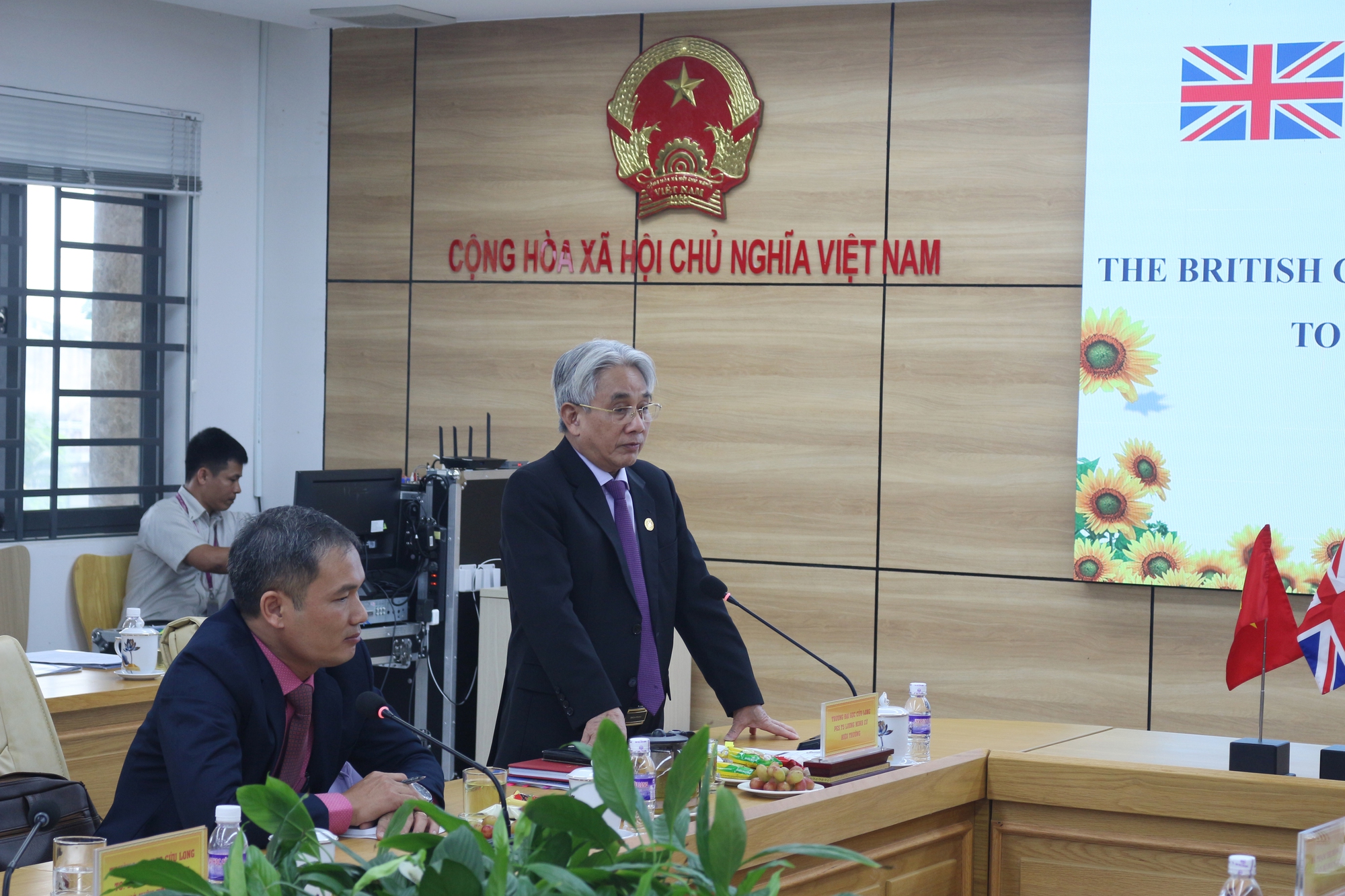 Phó Tổng Lãnh sự Anh thăm và làm việc tại Trường ĐH Cửu Long- Ảnh 2.