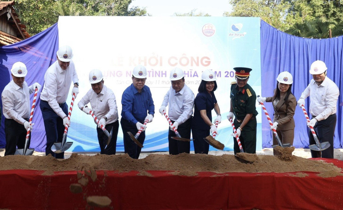 Trưởng Ban Tuy&ecirc;n gi&aacute;o Trung ương trao qu&agrave; cho hộ ngh&egrave;o ở T&acirc;y Ninh- Ảnh 1.
