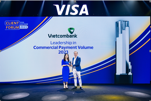Bà Vũ Thị Hồng Nhung - Phó Trưởng phòng Chính sách Sản phẩm Bán buôn Vietcombank (bên trái) nhận giải thưởng