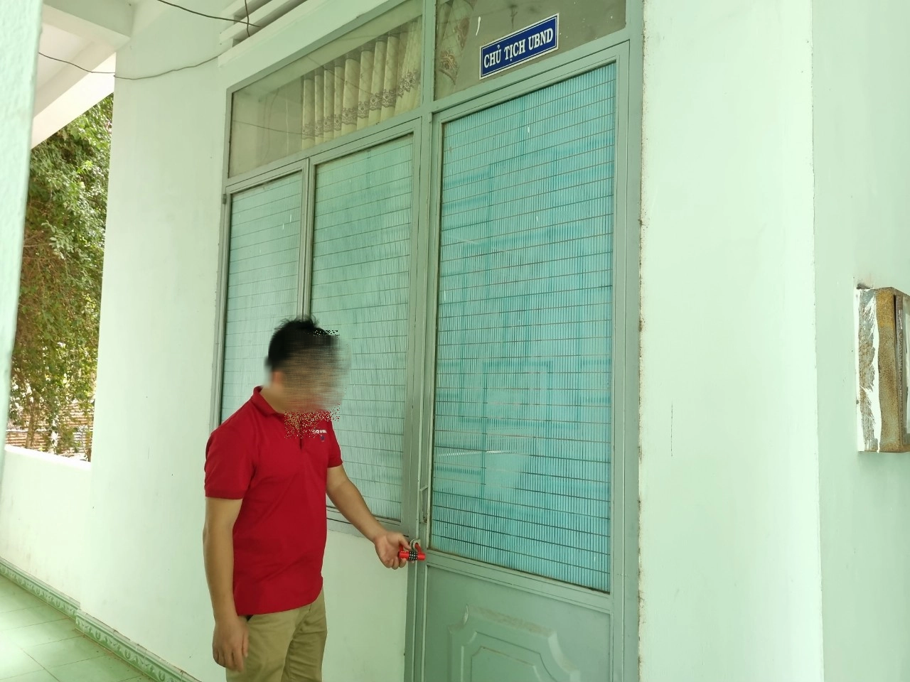 B&iacute; thư huyện l&ecirc;n tiếng vụ trụ sở x&atilde; "vắng như ch&ugrave;a b&agrave; đanh" trong giờ h&agrave;nh ch&iacute;nh- Ảnh 1.