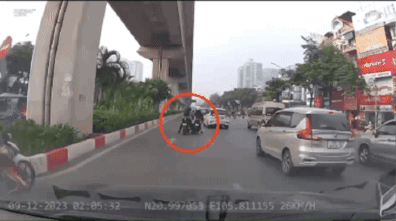 Nam thanh niên tăng ga bỏ chạy sau va chạm khiến người phụ nữ ngã ra đường- Ảnh 1.