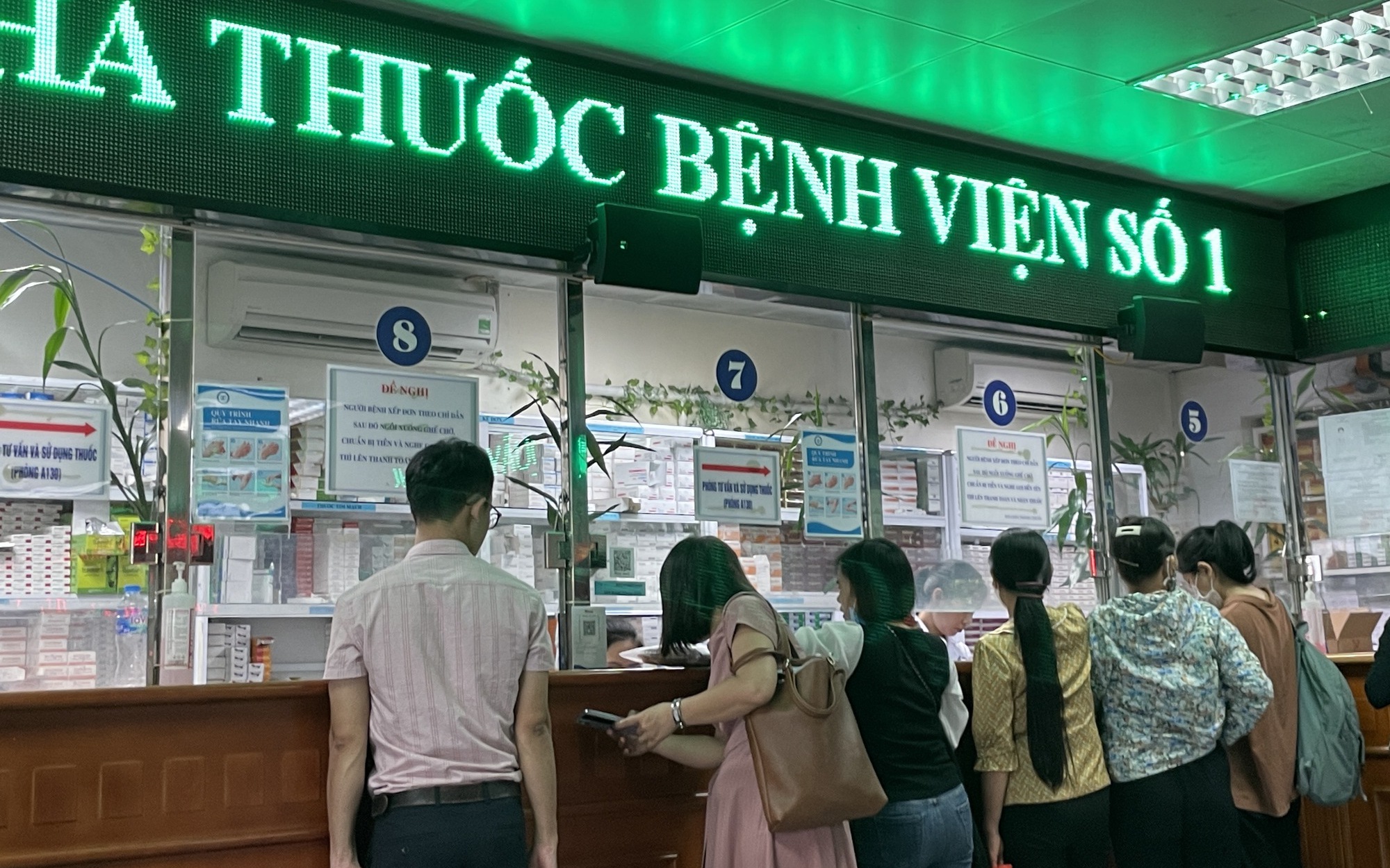 Đề xuất hoàn tiền cho người bệnh khi phải tự mua thuốc, vật tư