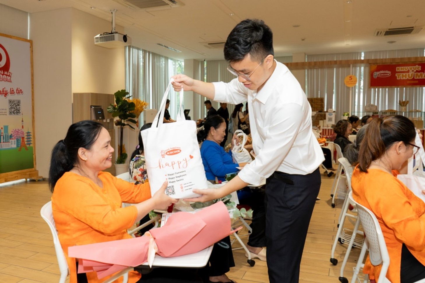 Người ti&ecirc;u d&ugrave;ng được tặng qu&agrave; khi đến tham quan nh&agrave; m&aacute;y