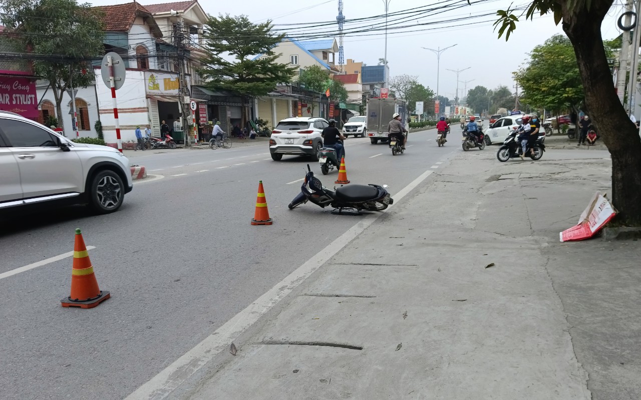 Nam thanh niên lao xe máy vào người thiếu tá công an
