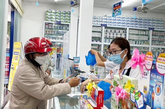 Gi&aacute; thuốc b&aacute;n bu&ocirc;n, b&aacute;n lẻ kh&ocirc;ng được cao hơn gi&aacute; k&ecirc; khai- Ảnh 1.