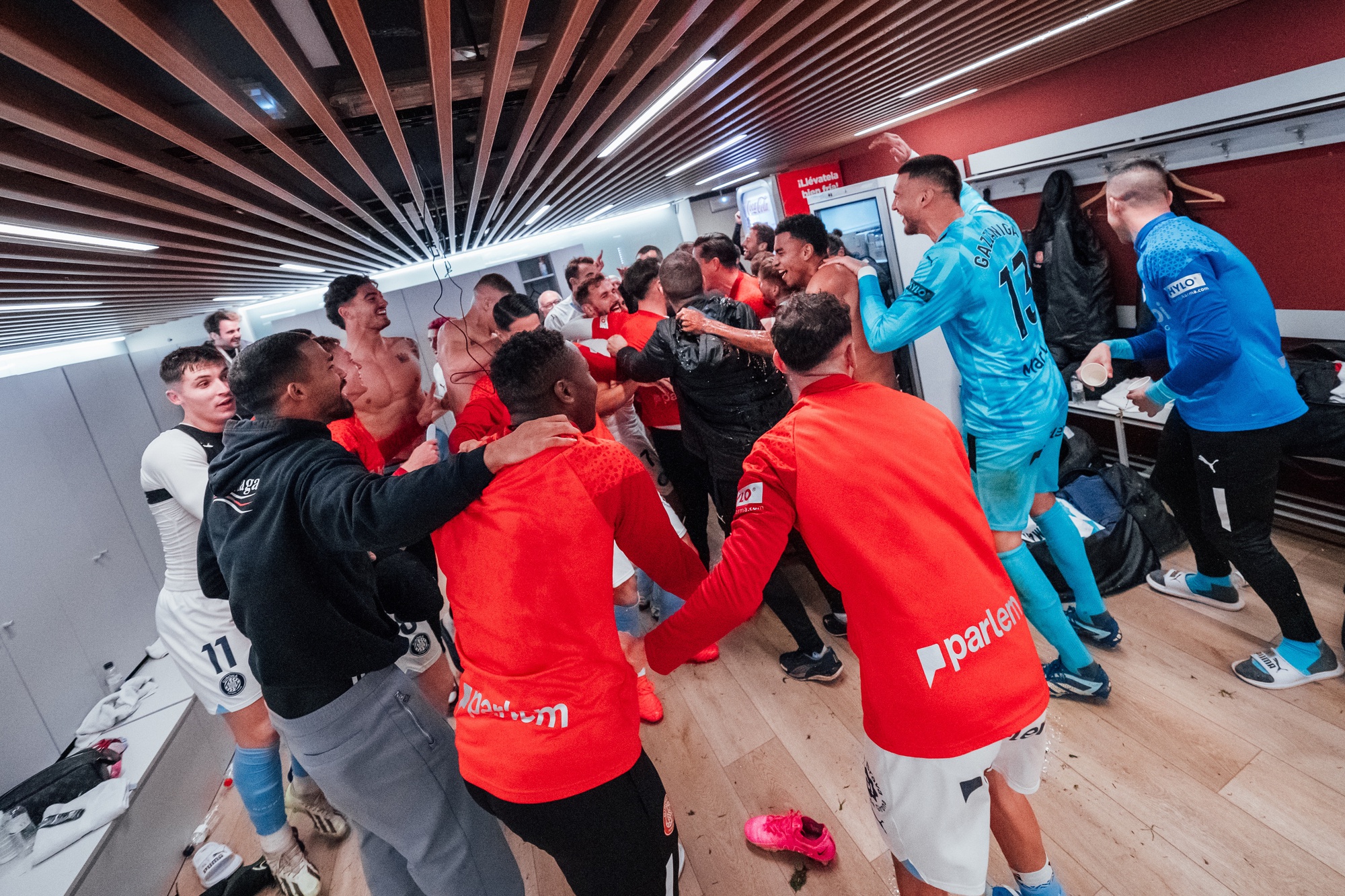 Xem m&agrave;n ăn mừng của  Girona sau trận thắng đẹp chủ nh&agrave; Barcelona - Ảnh 2.