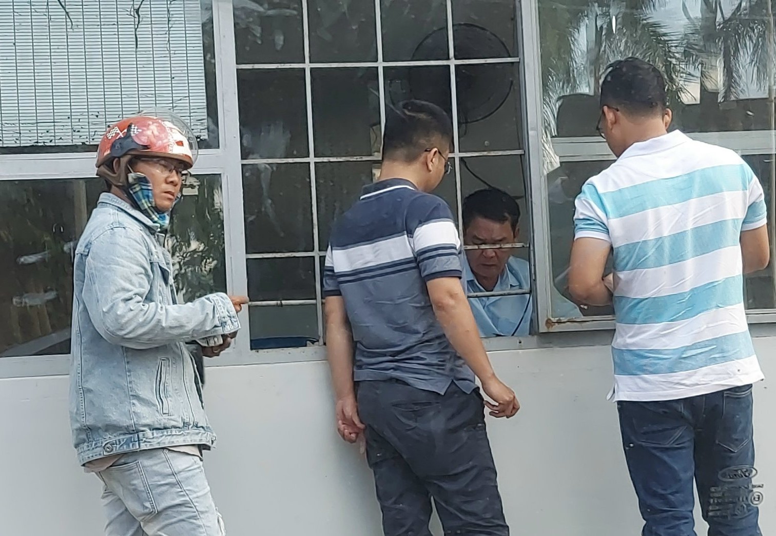 B&iacute; thư huyện l&ecirc;n tiếng vụ trụ sở x&atilde; "vắng như ch&ugrave;a b&agrave; đanh" trong giờ h&agrave;nh ch&iacute;nh- Ảnh 3.