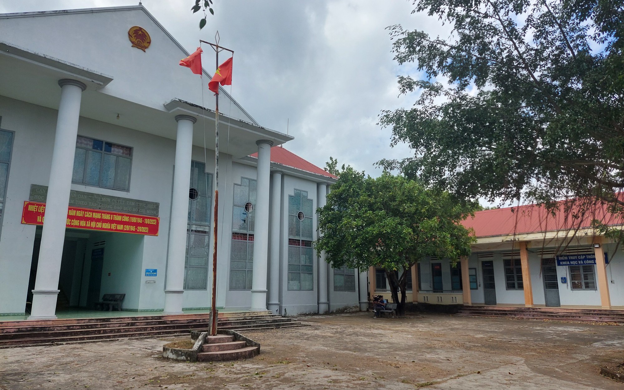 Bí thư huyện lên tiếng vụ trụ sở xã "vắng như chùa bà đanh" trong giờ hành chính