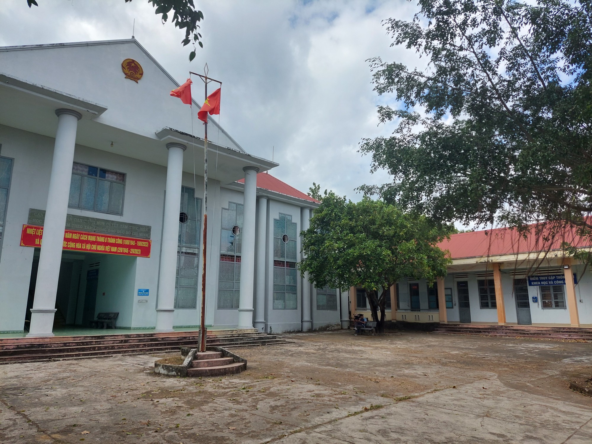 B&iacute; thư huyện l&ecirc;n tiếng vụ trụ sở x&atilde; "vắng như ch&ugrave;a b&agrave; đanh" trong giờ h&agrave;nh ch&iacute;nh- Ảnh 2.