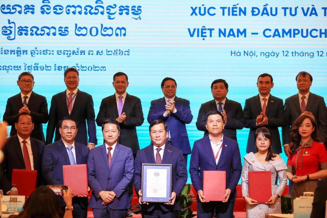 Thủ tướng Phạm Minh Ch&iacute;nh v&agrave; Thủ tướng Hun Manet chứng kiến lễ trao giấy chứng nhận đầu tư, c&aacute;c bi&ecirc;n bản thỏa thuận hợp t&aacute;c, bi&ecirc;n bản ghi nhớ tại diễn đ&agrave;n ng&agrave;y 12-12 Ảnh: Minh Ch&acirc;u