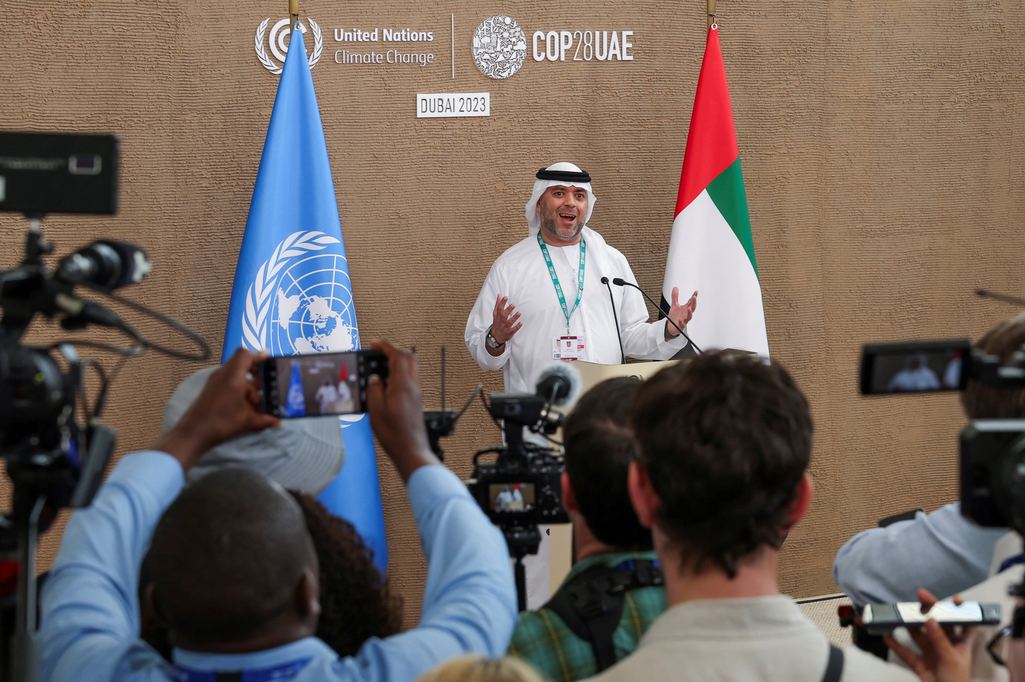 Tổng giám đốc COP28 Majid Al Suwaidi phát biểu tại cuộc họp báo ở TP Dubai - UAE hôm 12-12 Ảnh: REUTERS