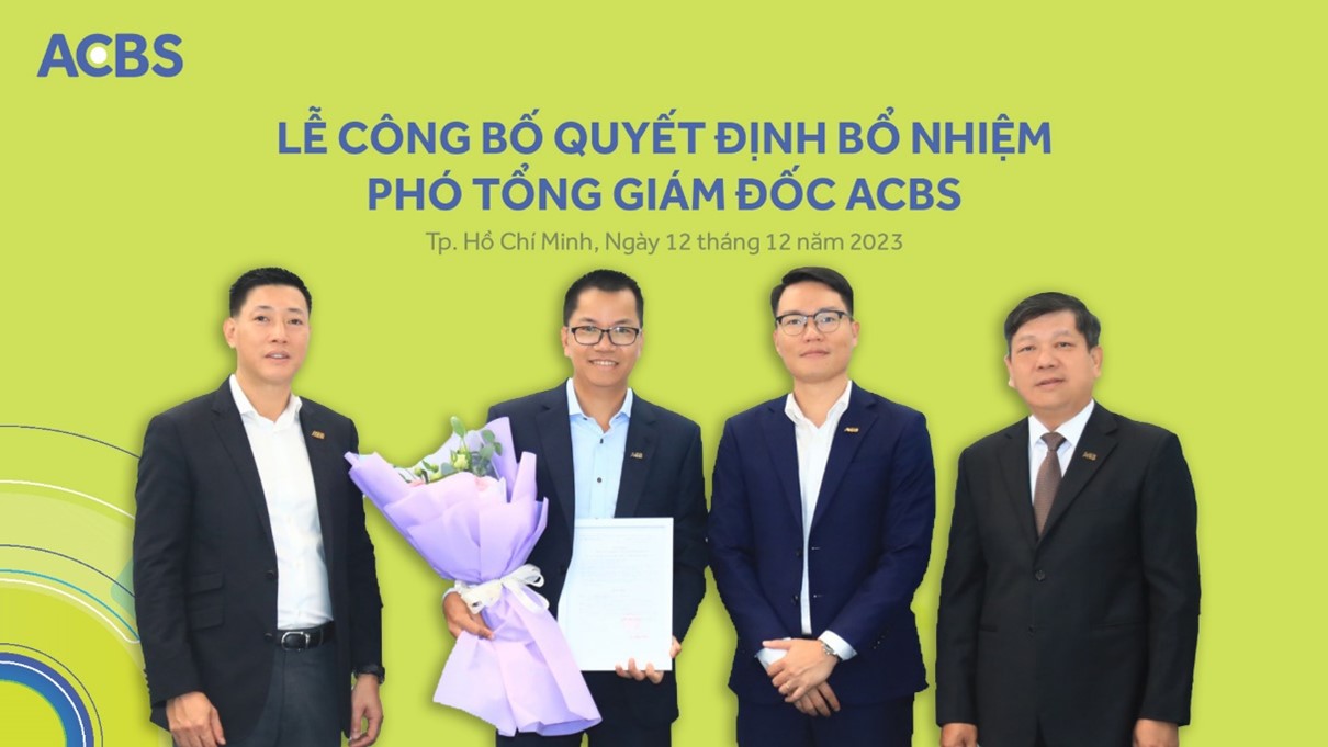 Từ tr&aacute;i qua phải, c&aacute;c &ocirc;ng Nguyễn Đức Ho&agrave;n (Tổng Gi&aacute;m đốc), &ocirc;ng Huỳnh Duy Sang (th&agrave;nh vi&ecirc;n Hội đồng th&agrave;nh vi&ecirc;n), Đỗ Minh To&agrave;n (Chủ tịch Hội đồng th&agrave;nh vi&ecirc;n) ch&uacute;c mừng &ocirc;ng L&ecirc; Ho&agrave;ng T&acirc;n (Ph&oacute; Tổng Gi&aacute;m đốc - người &ocirc;m hoa)