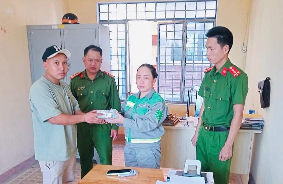 Nhặt được gần 100 triệu, nữ lao công trả lại người mất- Ảnh 1.