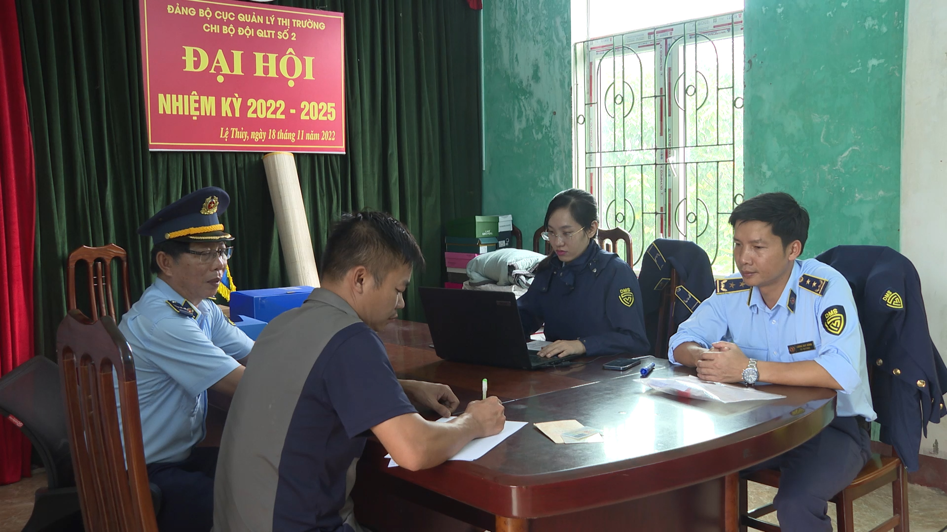 Quản lý thị trường Quảng Bình mạnh tay xử lý hàng giả dịp cuối năm- Ảnh 2.