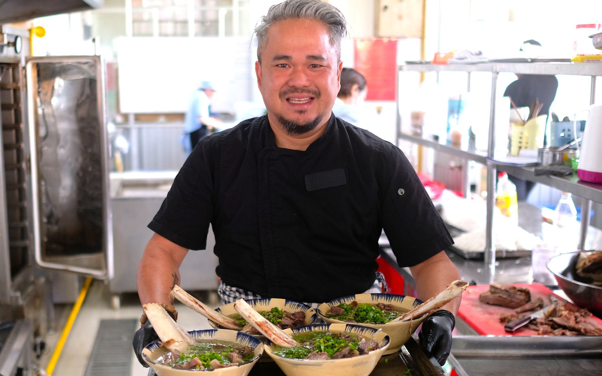 Đầu bếp Cao Văn Luận nấu 3.000 tô phở bò Úc đãi bệnh nhân Đà Lạt