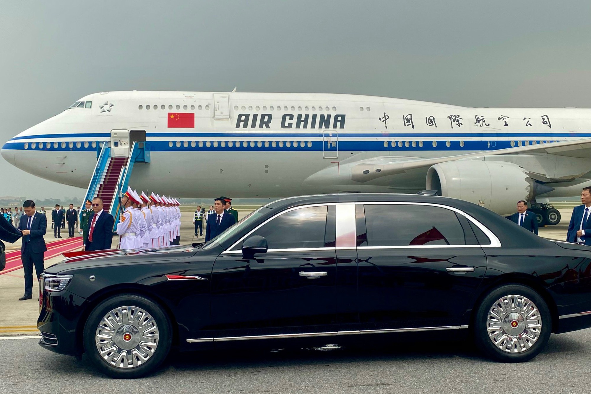 Thủ tướng Phạm Minh Chính đón Tổng Bí thư, Chủ tịch Tập Cận Bình tại sân bay Nội Bài- Ảnh 4.
