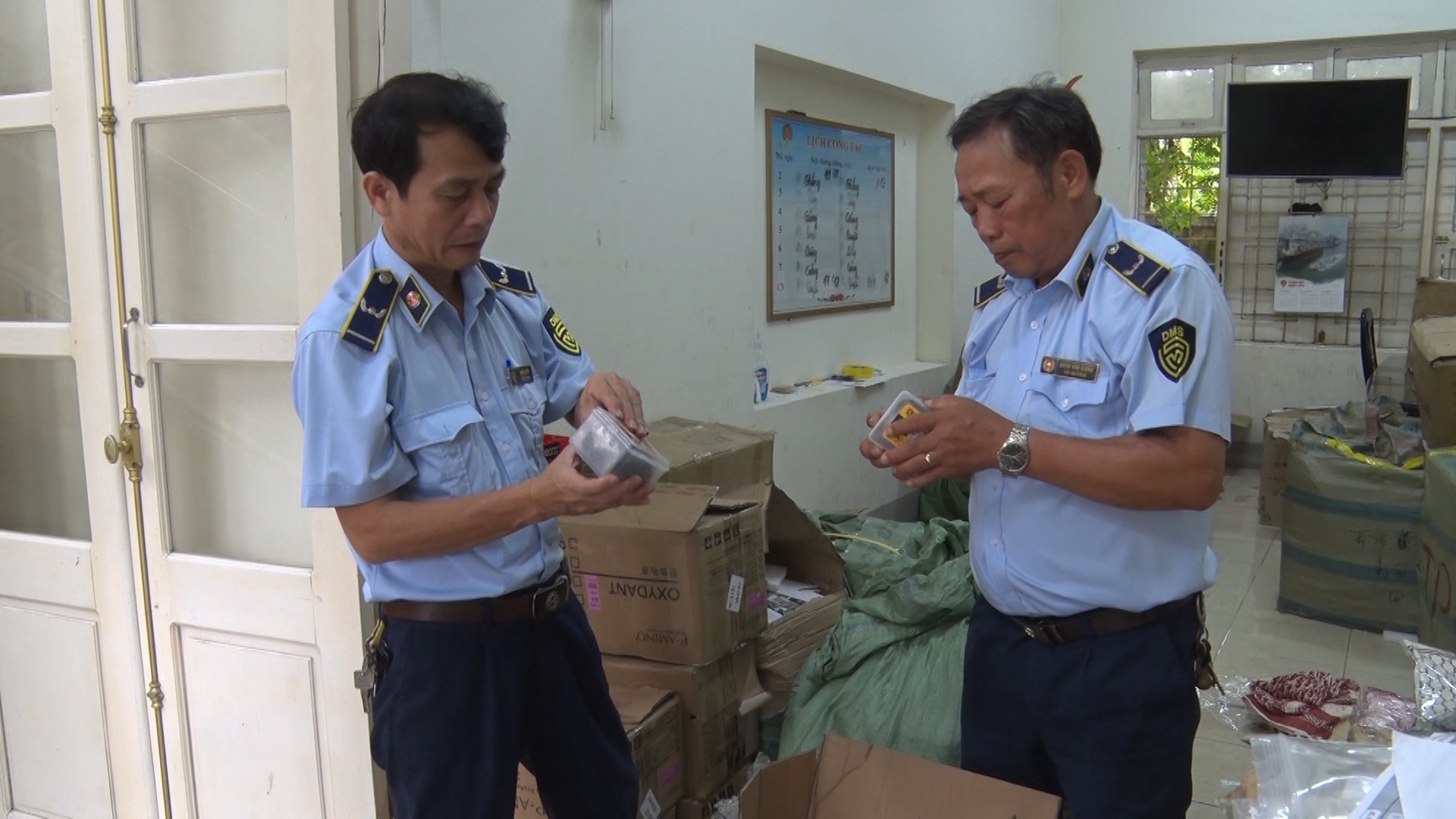 Quản lý thị trường Quảng Bình mạnh tay xử lý hàng giả dịp cuối năm- Ảnh 1.