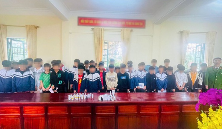 Phát hiện hàng chục học sinh THCS đặt mua tiền chất về chế tạo pháo nổ- Ảnh 1.