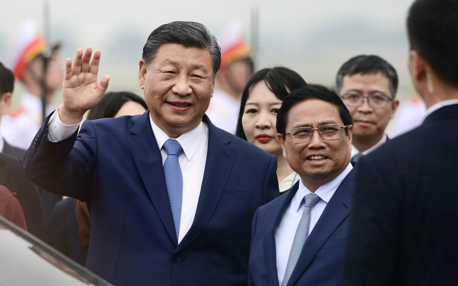 Thủ tướng Phạm Minh Ch&iacute;nh đ&oacute;n Tổng B&iacute; thư, Chủ tịch Tập Cận B&igrave;nh tại s&acirc;n bay Nội B&agrave;i