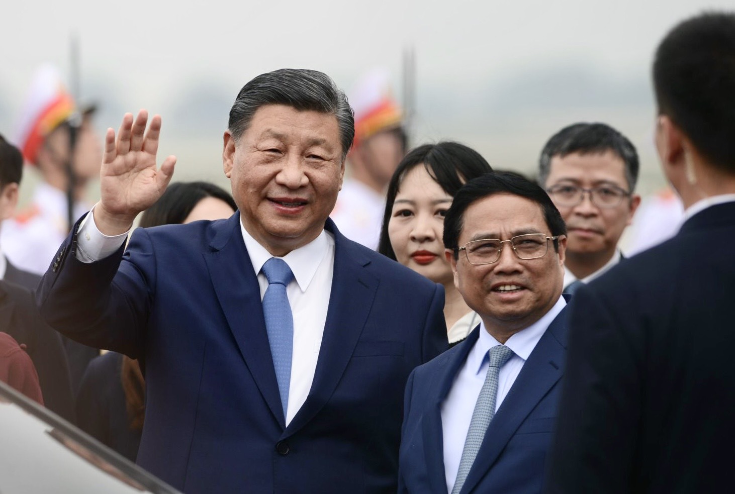 Thủ tướng Phạm Minh Chính đón Tổng Bí thư, Chủ tịch Tập Cận Bình tại sân bay Nội Bài- Ảnh 2.