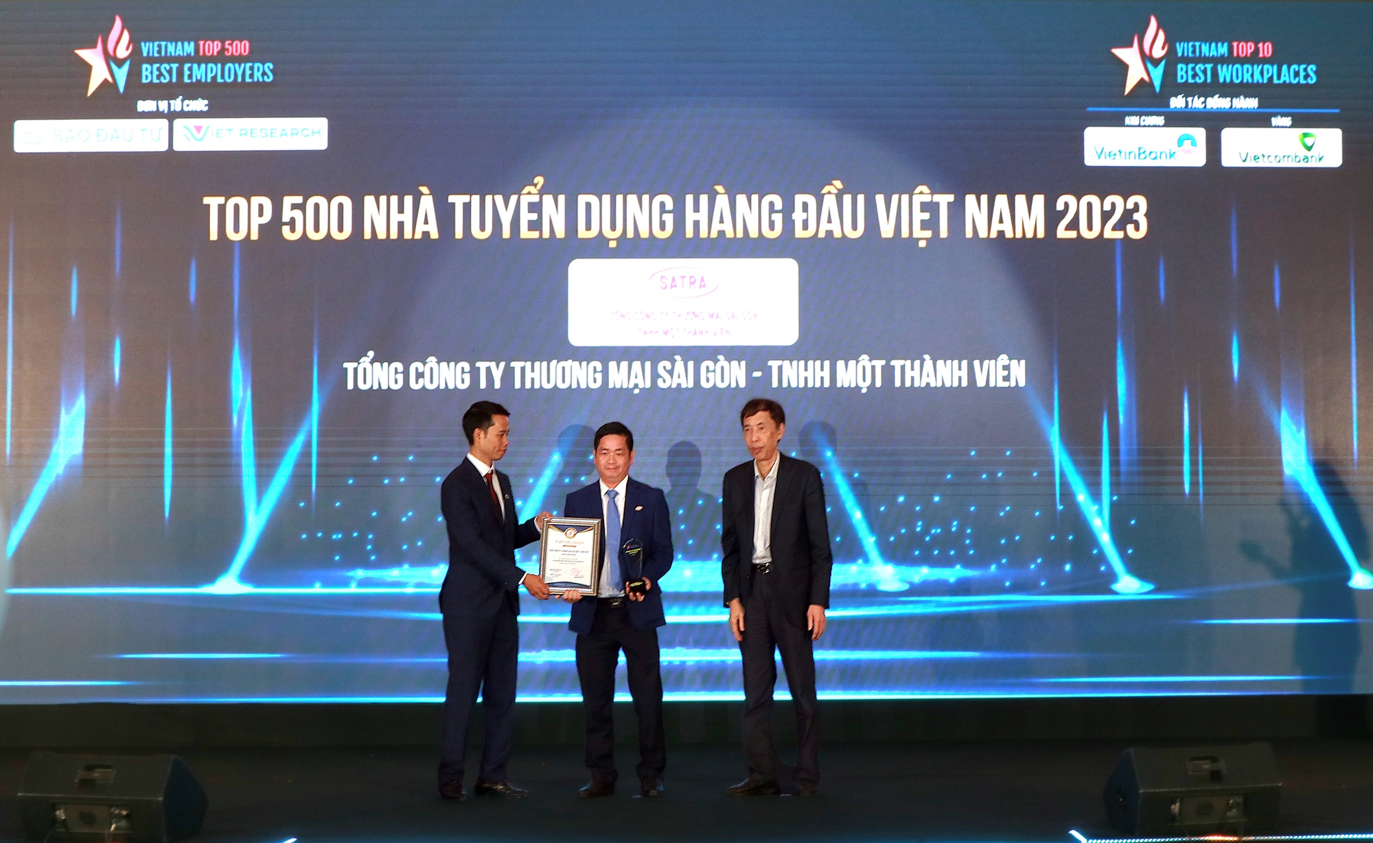 SATRA vinh dự nhận hai giải thưởng lớn: Top 500 Nhà tuyển dụng hàng đầu và Top 10 Nơi làm việc tốt nhất Việt Nam- Ảnh 2.