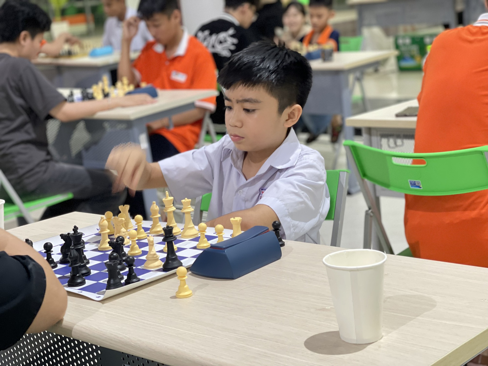 Cần Thơ: C&aacute;c kỳ thủ nh&iacute; thắng &ldquo;&aacute;p đảo&rdquo; tại giải cờ vua do ĐH FPT tổ chức- Ảnh 7.