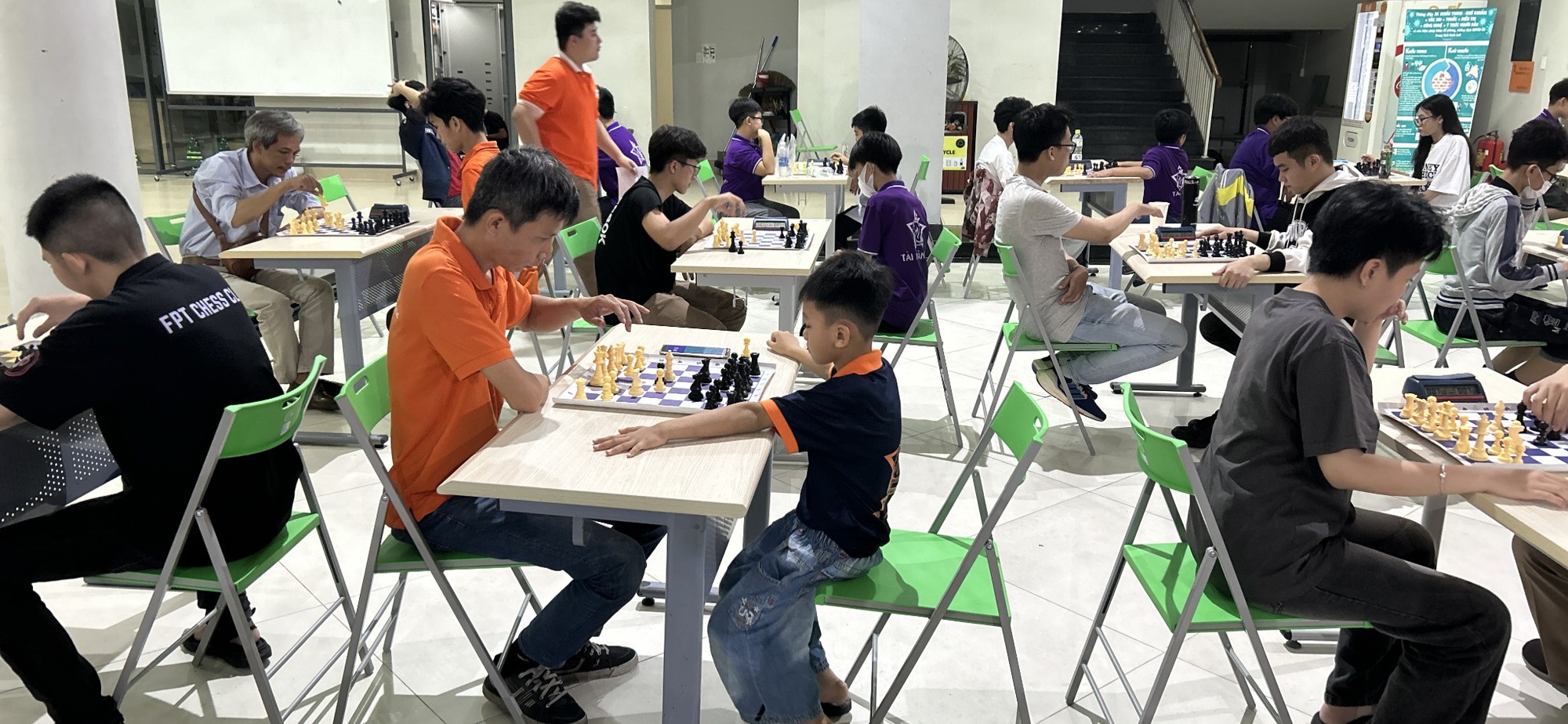 Cần Thơ: C&aacute;c kỳ thủ nh&iacute; thắng &ldquo;&aacute;p đảo&rdquo; tại giải cờ vua do ĐH FPT tổ chức- Ảnh 12.