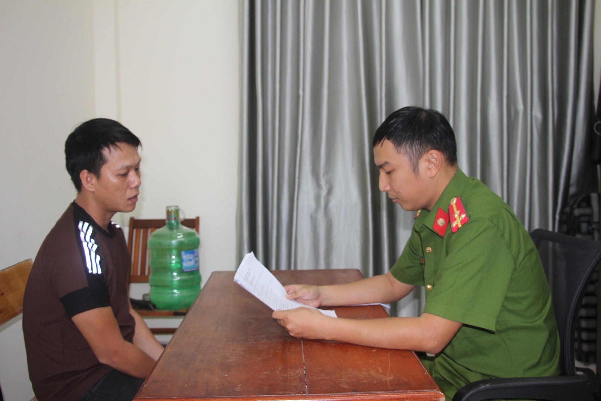 Dàn cảnh cướp điện thoại ngay quán cà phê tại Đà Nẵng- Ảnh 1.