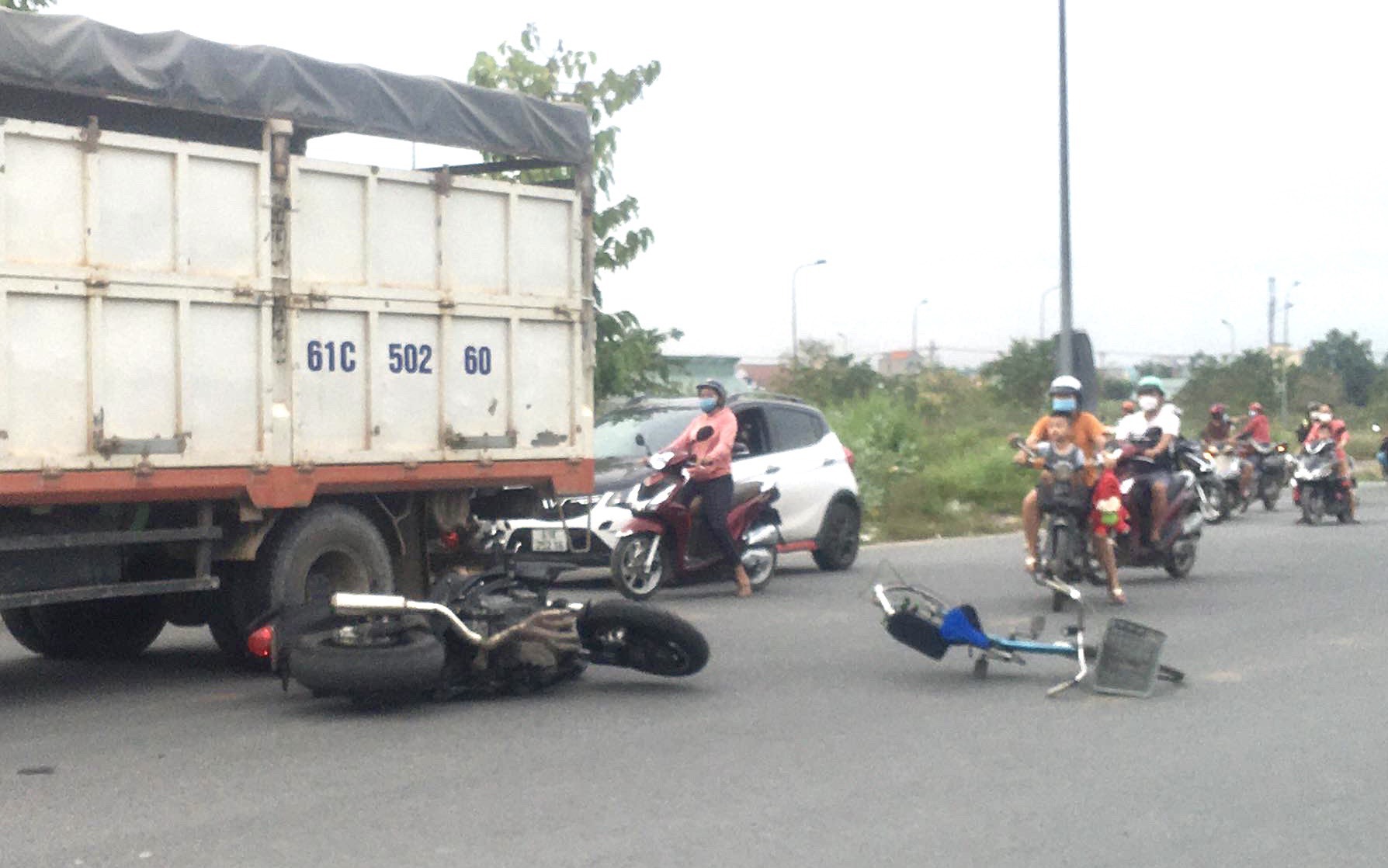Đón cháu ở trường mầm non, người đàn ông gặp tai nạn thương tâm