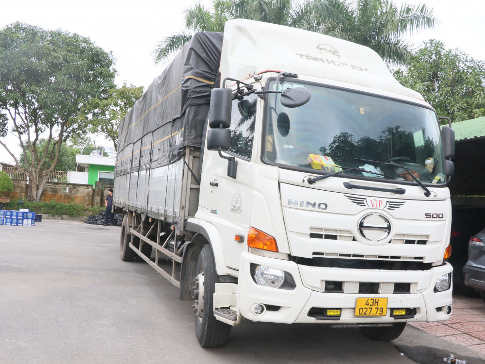 Ph&aacute;t hiện 1.630 chai rượu ngoại kh&ocirc;ng r&otilde; nguồn gốc tr&ecirc;n xe tải- Ảnh 3.