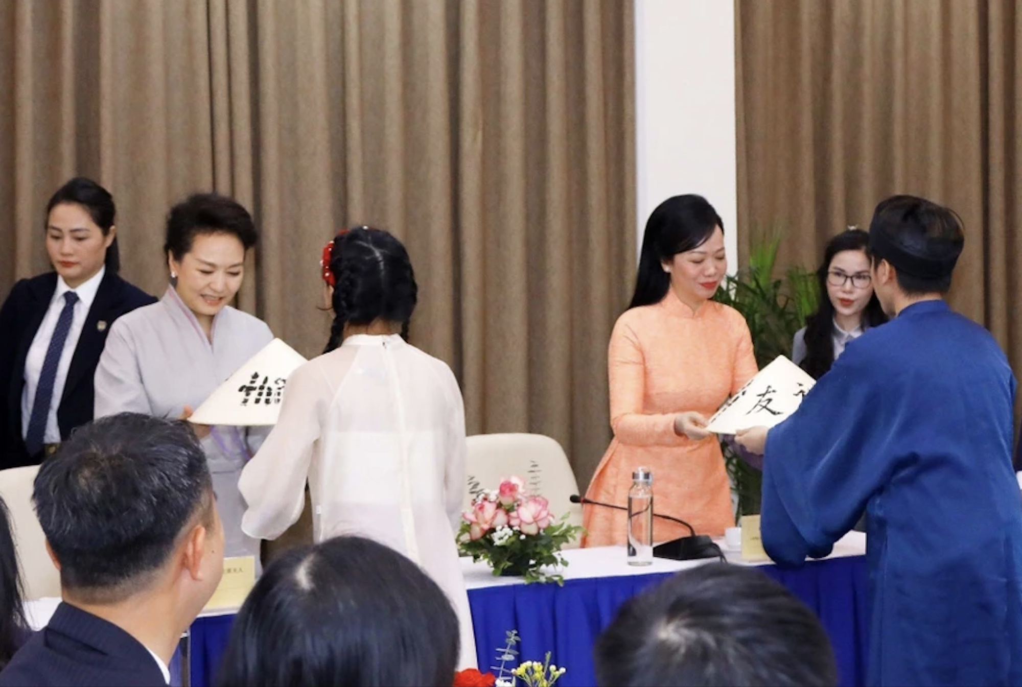 Phu nh&acirc;n Chủ tịch nước v&agrave; Phu nh&acirc;n Tổng B&iacute; thư, Chủ tịch Trung Quốc giao lưu sinh vi&ecirc;n Đại học Quốc gia- Ảnh 6.