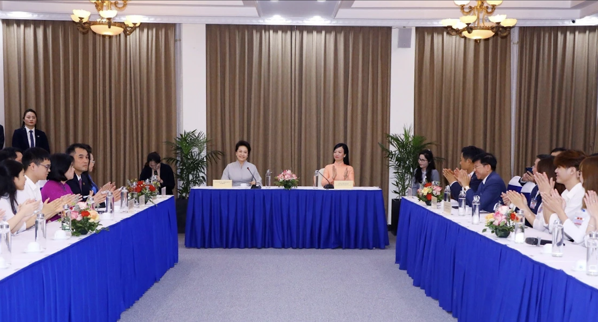 Phu nh&acirc;n Chủ tịch nước v&agrave; Phu nh&acirc;n Tổng B&iacute; thư, Chủ tịch Trung Quốc giao lưu sinh vi&ecirc;n Đại học Quốc gia- Ảnh 4.