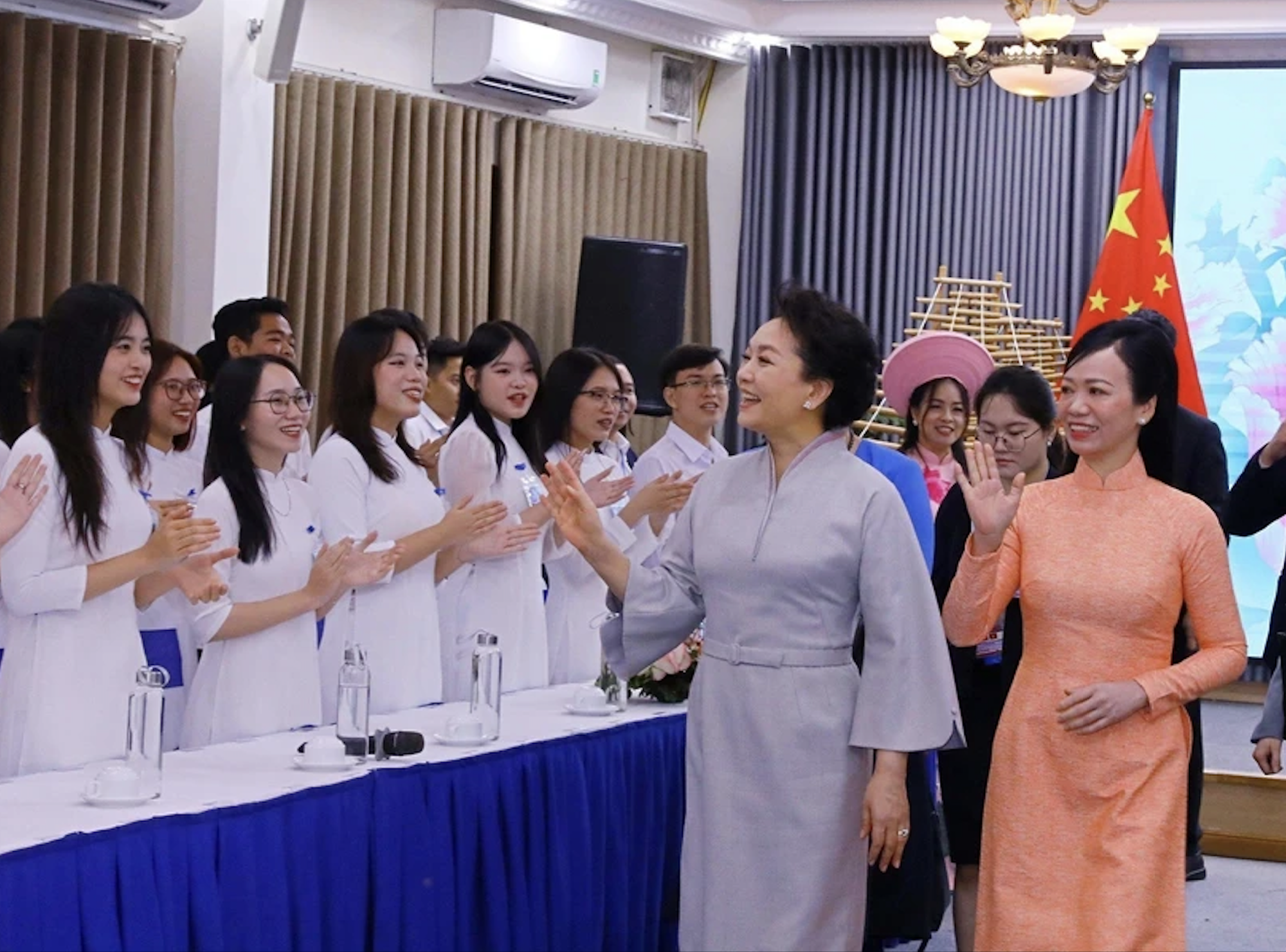 Phu nh&acirc;n Chủ tịch nước v&agrave; Phu nh&acirc;n Tổng B&iacute; thư, Chủ tịch Trung Quốc giao lưu sinh vi&ecirc;n Đại học Quốc gia- Ảnh 1.