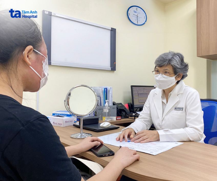 L&agrave;m đẹp với sản phẩm bằng axit, người phụ nữ nhập viện cầu cứu - Ảnh 1.