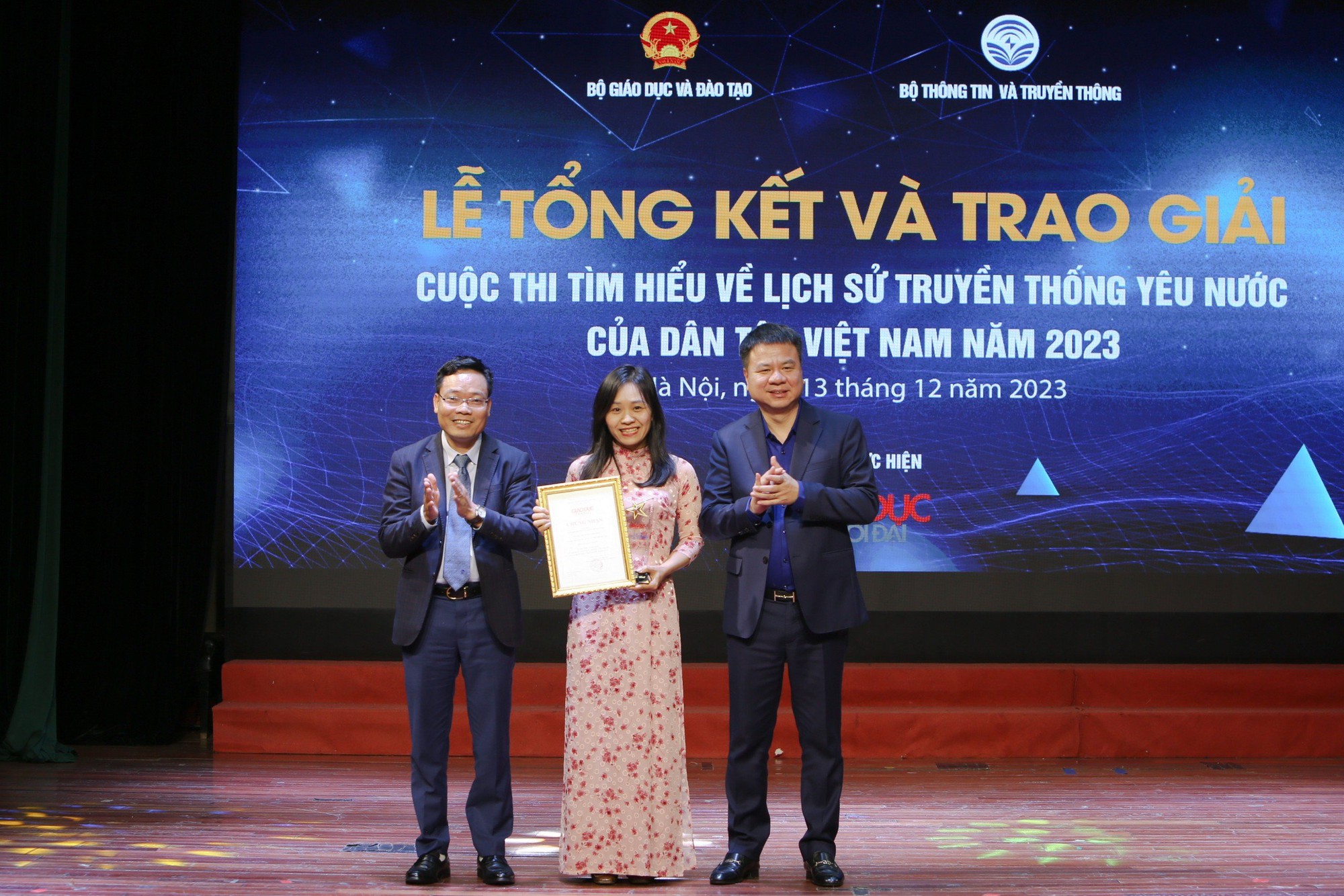 Trao giải cuộc thi &ldquo;T&igrave;m hiểu về lịch sử truyền thống y&ecirc;u nước của d&acirc;n tộc Việt Nam"- Ảnh 2.