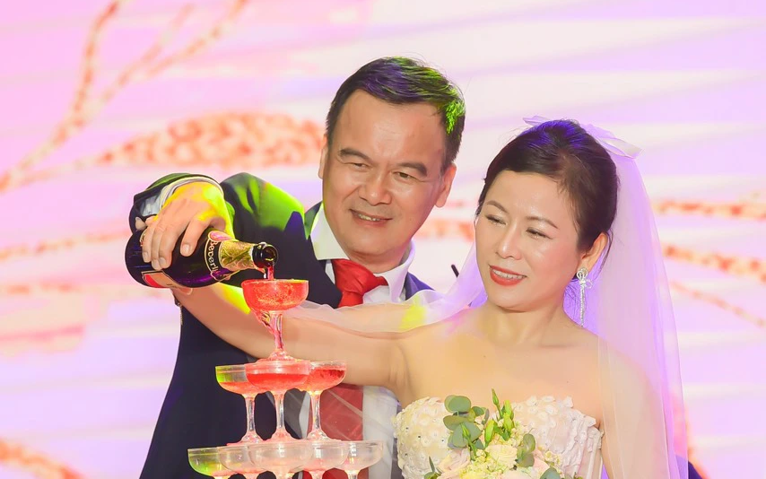 Cô giáo tổ chức lễ cưới cho học viên ngay trong lễ tốt nghiệp