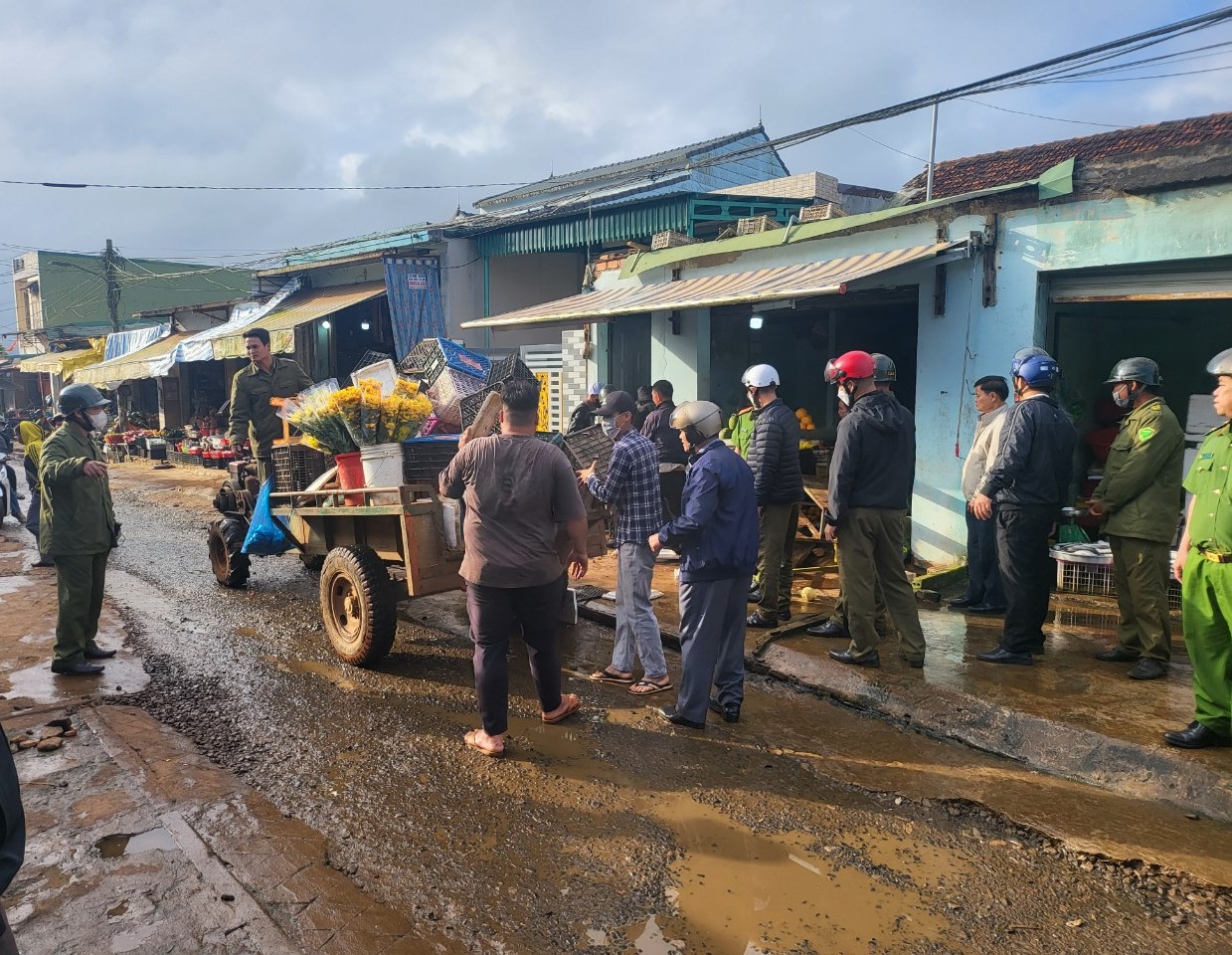 Ra quân xử lý vụ chợ hàng chục tỉ bỏ hoang, tiểu thương kêu cứu- Ảnh 2.