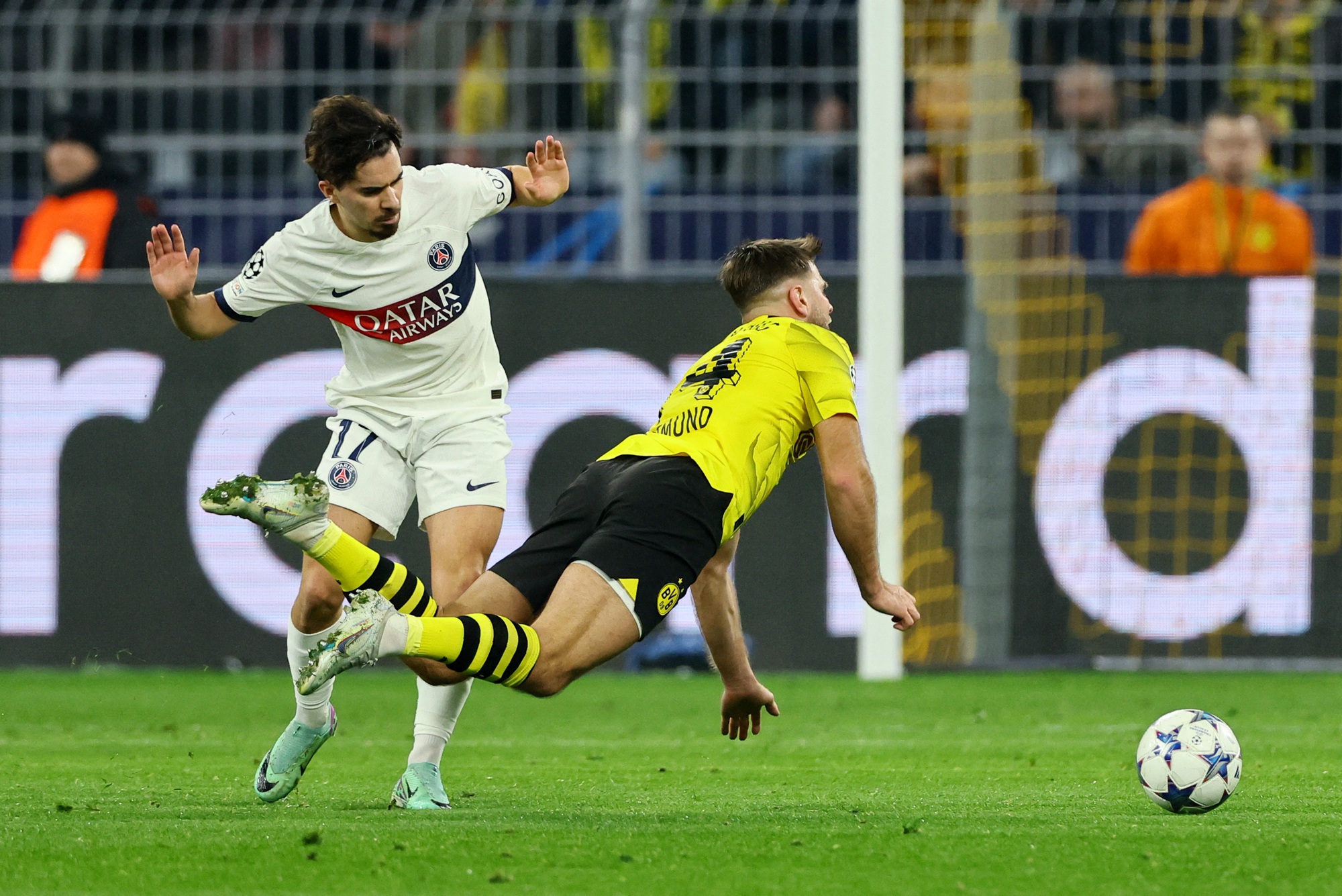 Rượt đuổi tỉ số nghẹt thở, PSG suýt làm khán giả Champions League- Ảnh 1.