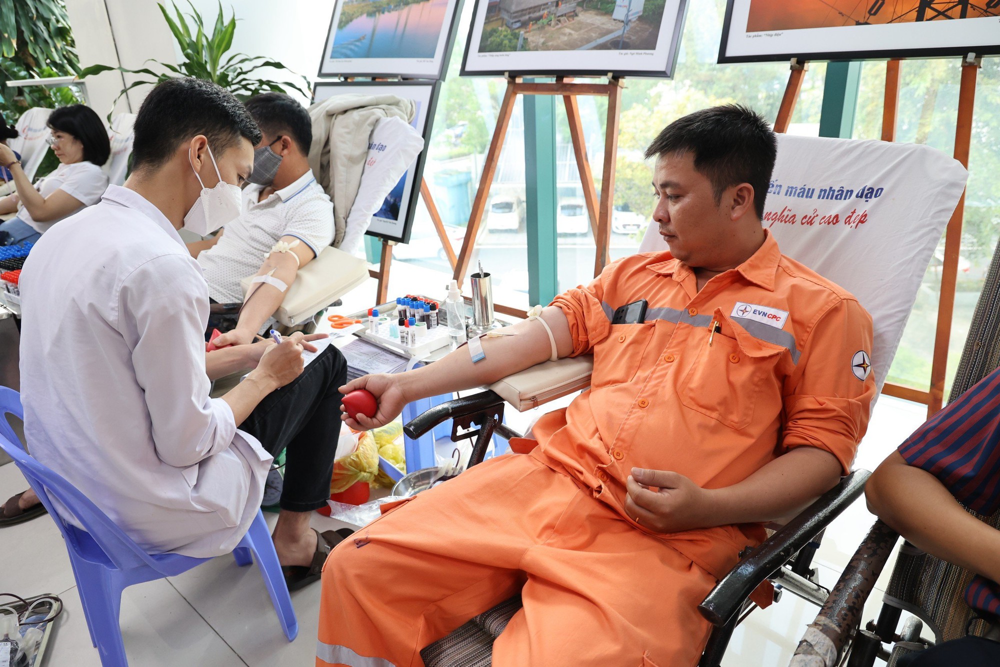 Hơn 2.300 CBCNV EVNCPC tham gia hiến máu tại chương trình Tuần lễ hồng EVN- Ảnh 1.