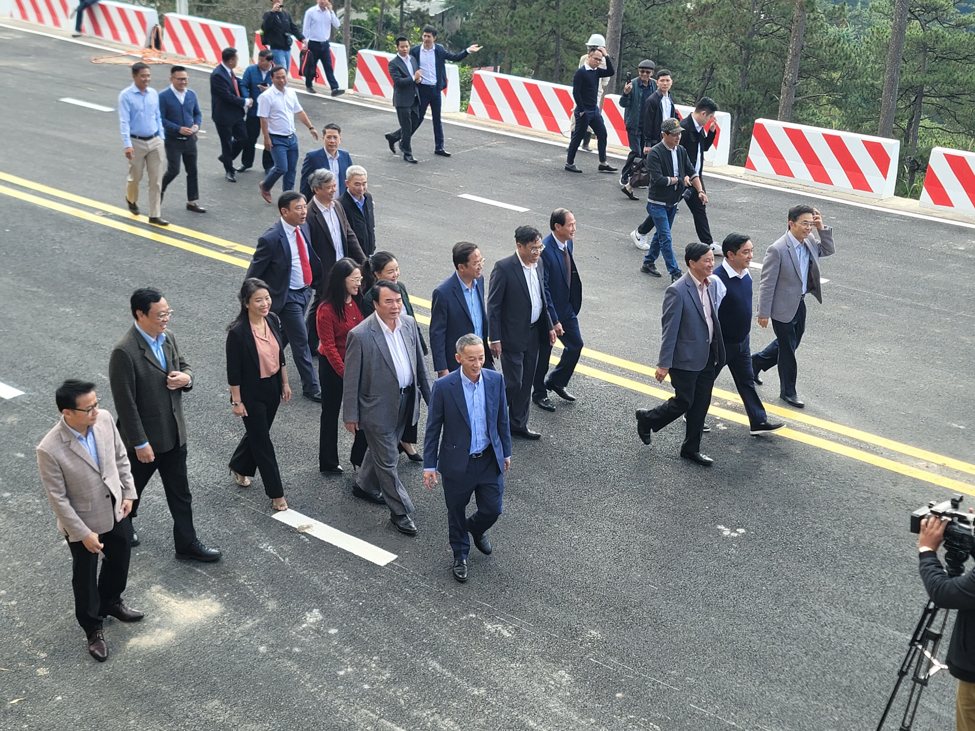  S&aacute;ng nay, th&ocirc;ng xe 3 km đ&egrave;o Prenn nối TP Đ&agrave; Lạt với hồ Tuyền L&acirc;m- Ảnh 2.