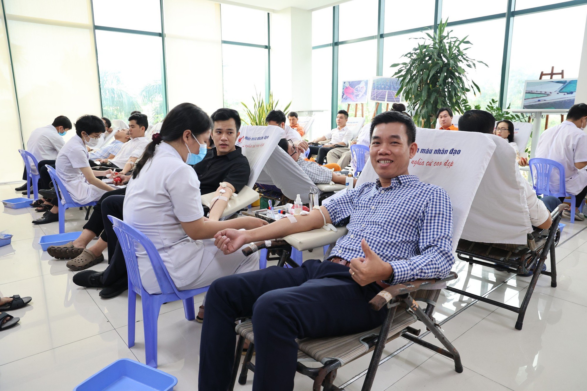 Hơn 2.300 CBCNV EVNCPC tham gia hiến máu tại chương trình Tuần lễ hồng EVN- Ảnh 2.