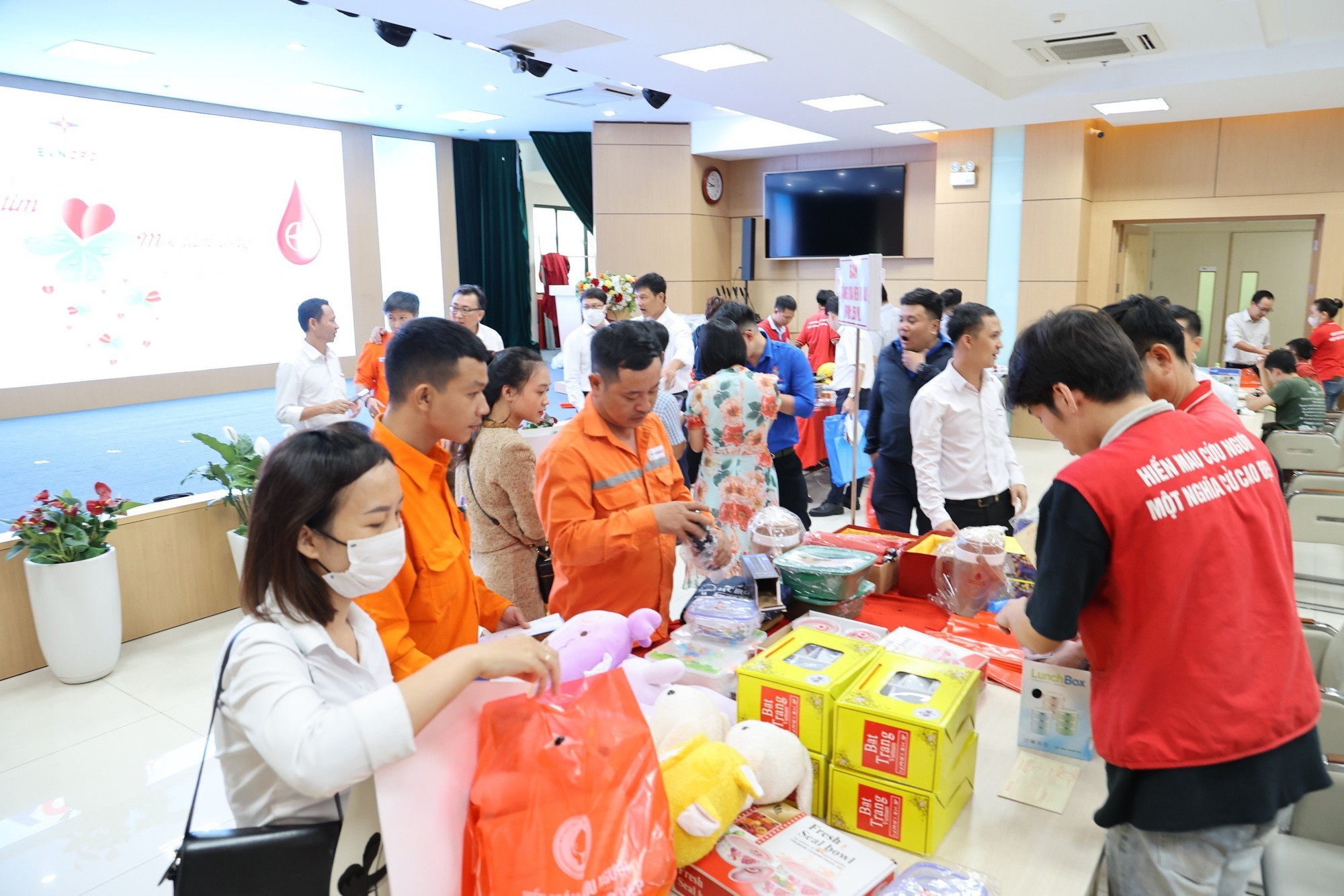Hơn 2.300 CBCNV EVNCPC tham gia hiến máu tại chương trình Tuần lễ hồng EVN- Ảnh 5.