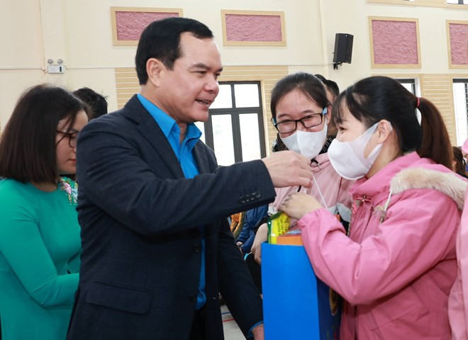Chủ tịch Tổng LĐLĐ Việt Nam tặng qu&agrave; Tết Nguy&ecirc;n đ&aacute;n 2023 cho đo&agrave;n vi&ecirc;n, người lao động tỉnh H&agrave; Nam
