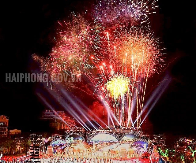 Hải Phòng lần đầu tiên bắn pháo hoa dịp Tết Dương lịch 2024- Ảnh 1.