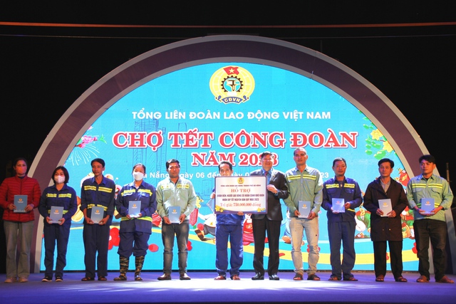 Trao quà cho công nhân tại Chợ Tết Công đoàn 2023